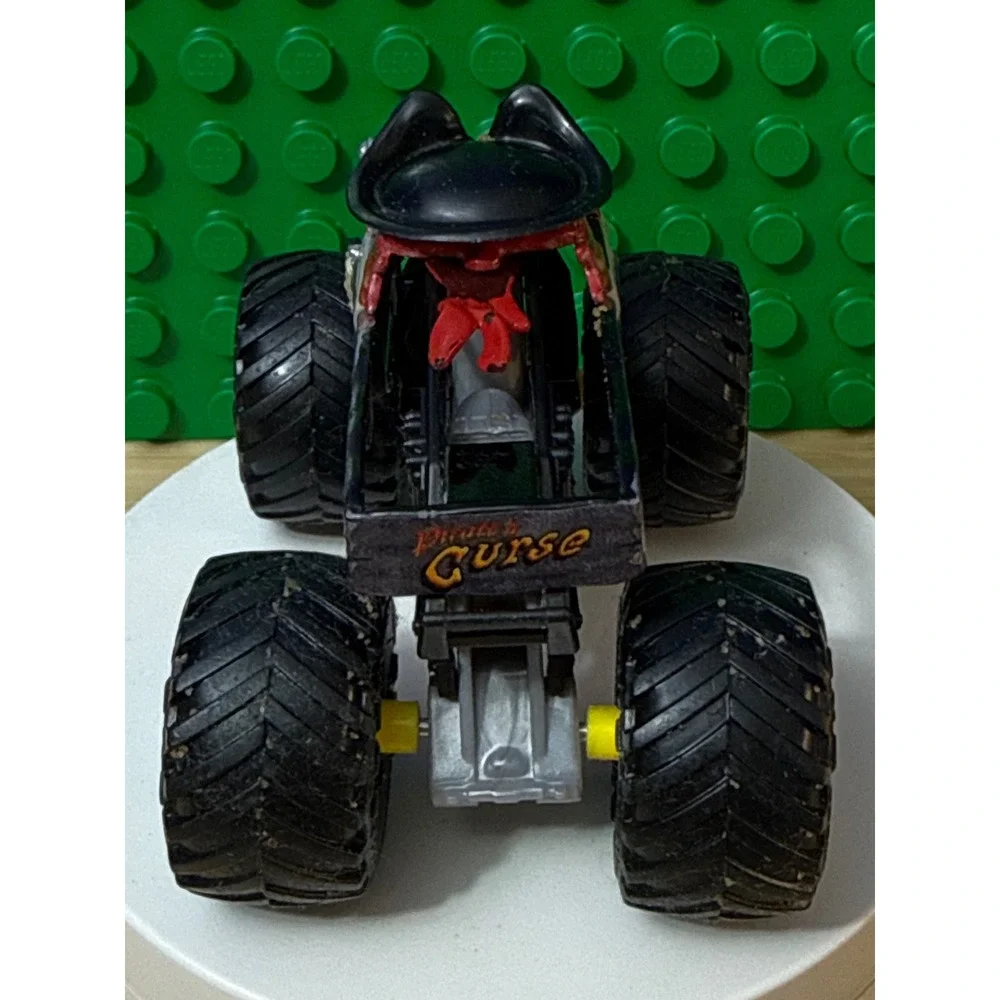 Monster Jam Pirates Curse Monster Truck Diecast Skull Pirate Hat 1:64 81206UFT